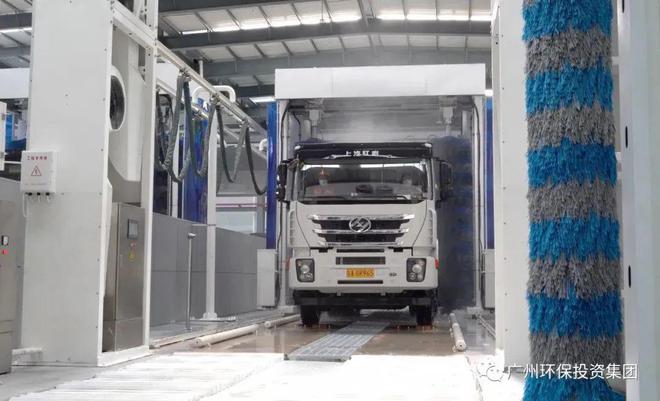 KK体育广州环投：世界上规模最大的环卫车辆自动化洗车厂试运行(图1)