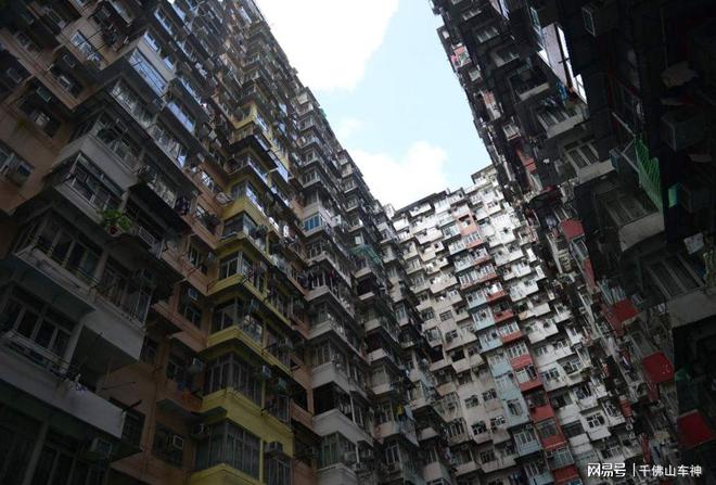 100平米的房子居然叫千尺豪宅！香港人的住房环境到底有多差？M88体育(图1)