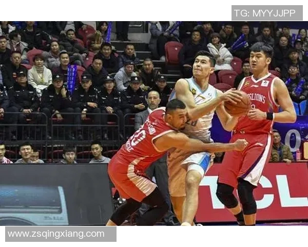 首钢与新疆激战正酣19日篮球对决引发球迷热议 首钢与新疆激战正酣19日篮球对决引发球迷热议
